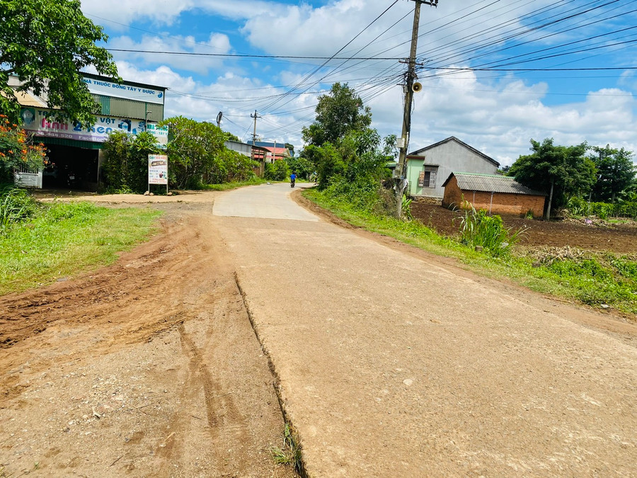 Đoạn cuối tuyến từ buôn Phê tới thôn 6 (xã Ea Phê) được đưa vào sử dụng từ lâu nhưng không có vết rạn nứt như đoạn 5,1km vừa thi công xong. (Ảnh: Thành Tâm) Đoạn cuối tuyến từ buôn Phê tới thôn 6 (xã Ea Phê) được đưa vào sử dụng từ lâu nhưng không có vết rạn nứt như đoạn 5,1km vừa thi công xong. (Ảnh: Thành Tâm)