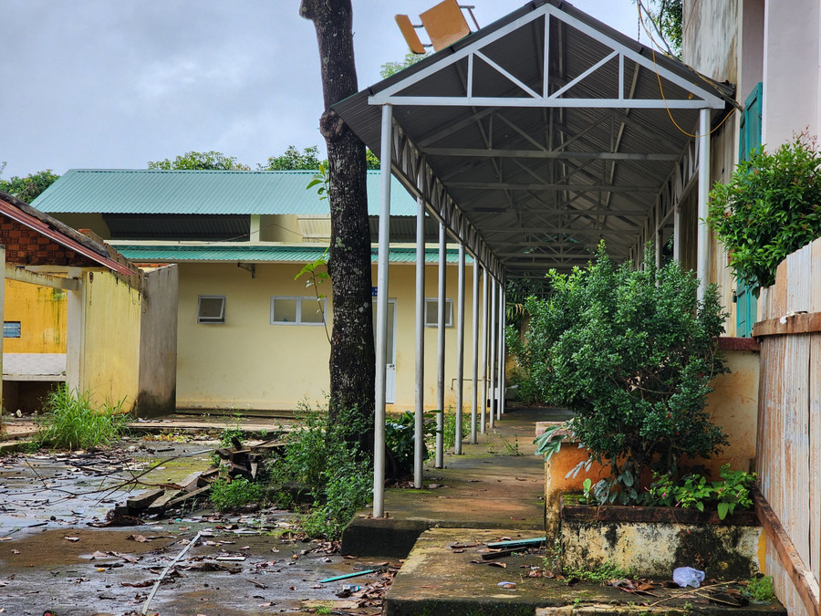 Nhà vệ sinh cho học sinh và lối đi tạm thời bị rào chắn nhằm bảo đảm an toàn cho học sinh. (Ảnh: Thành Tâm) Nhà vệ sinh cho học sinh và lối đi tạm thời bị rào chắn nhằm bảo đảm an toàn cho học sinh. (Ảnh: Thành Tâm)