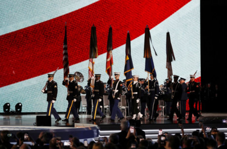 Chum anh: Ong Donald Trump trong ngay dau tien tro thanh Tong thong - Anh 1