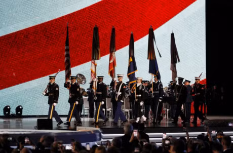 Chum anh: Ong Donald Trump trong ngay dau tien tro thanh Tong thong - Anh 1