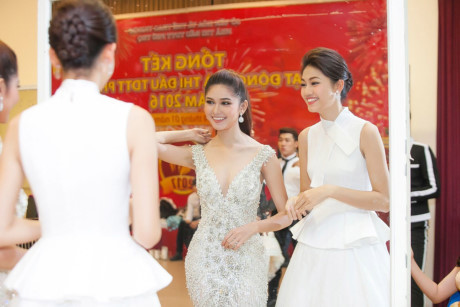 Hai nàng Á hậu Việt Nam cùng nhau làm náo loạn sàn catwalk - Ảnh 6 Hai nang A hau Viet Nam cung nhau lam nao loan san catwalk - Anh 6