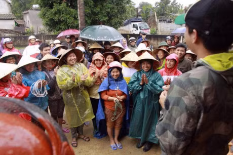 Tet den can ke, MC Phan Anh van miet mai doi mua di trao bo cho ba con mien Trung - Anh 1