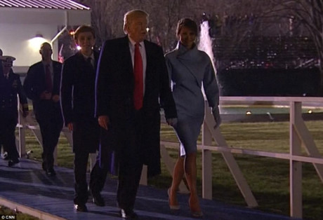 Chum anh: Ong Donald Trump trong ngay dau tien tro thanh Tong thong - Anh 21