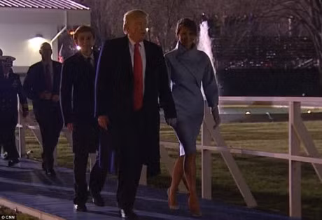 Chum anh: Ong Donald Trump trong ngay dau tien tro thanh Tong thong - Anh 21