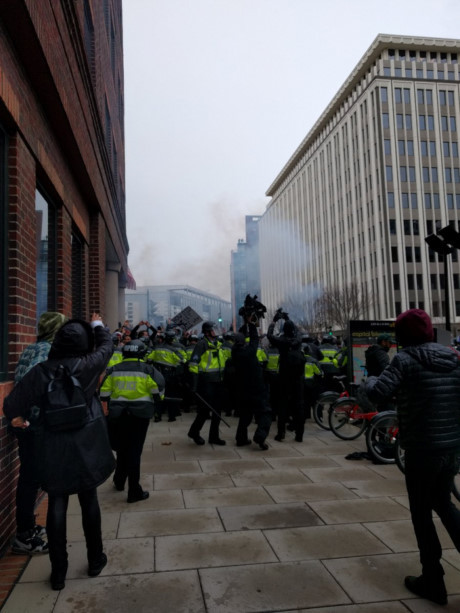 Chum anh: Ong Donald Trump trong ngay dau tien tro thanh Tong thong - Anh 3