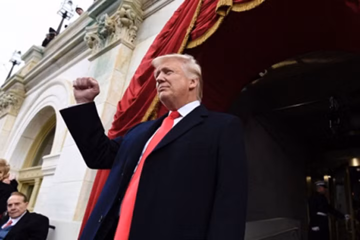 Ông Donald Trump trong ngày đầu tiên trở thành Tổng thống