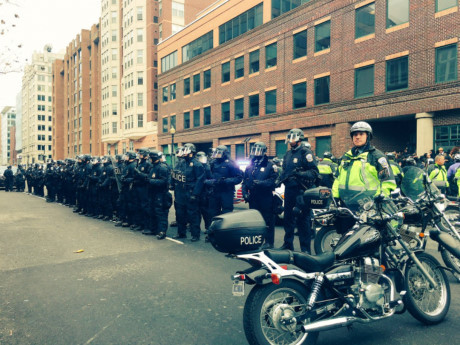 Chum anh: Ong Donald Trump trong ngay dau tien tro thanh Tong thong - Anh 2