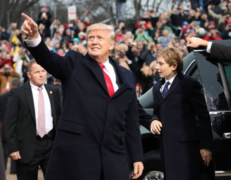 Chum anh: Ong Donald Trump trong ngay dau tien tro thanh Tong thong - Anh 10