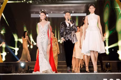 Hai nang A hau Viet Nam cung nhau lam nao loan san catwalk - Anh 7