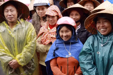 Tet den can ke, MC Phan Anh van miet mai doi mua di trao bo cho ba con mien Trung - Anh 2