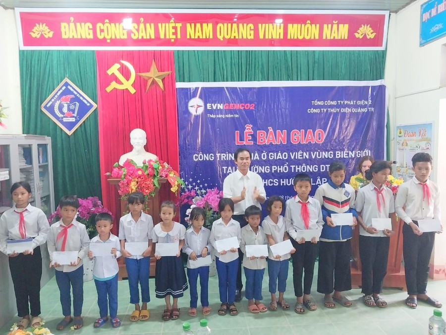Ông Nguyễn Thanh Hùng - Giám đốc Công ty Thủy điện Quảng Trị trao học bổng đến các em học sinh. Ông Nguyễn Thanh Hùng - Giám đốc Công ty Thủy điện Quảng Trị trao học bổng đến các em học sinh.