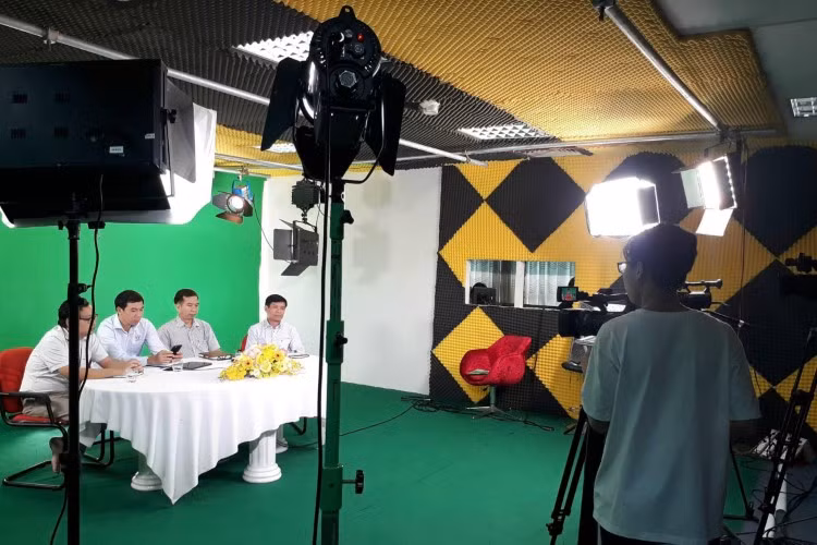 Phòng truyền thông HCMUTE thực hiện một buổi tư vấn tuyển sinh trực tuyến. Ảnh: Công Chương