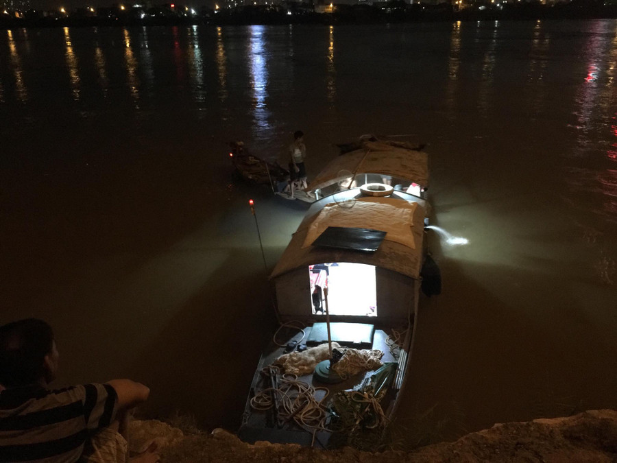 Thợ lặn tìm kiếm thi thể nạn nhân trong đêm