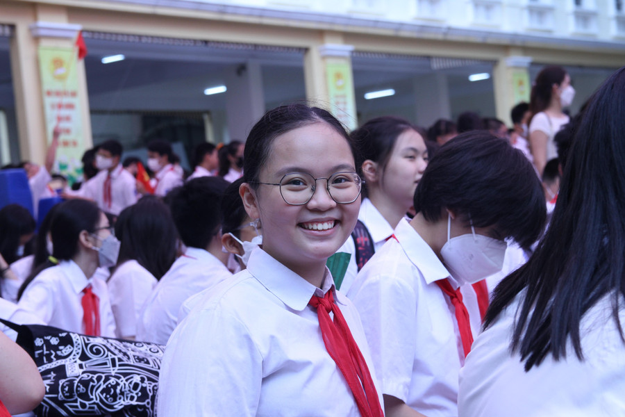 Nét mặt hồ hởi của một em học sinh tại Lễ khai giảng năm học 2022 - 2023 tại Trường THCS Trưng Vương. Nét mặt hồ hởi của một em học sinh tại Lễ khai giảng năm học 2022 - 2023 tại Trường THCS Trưng Vương.