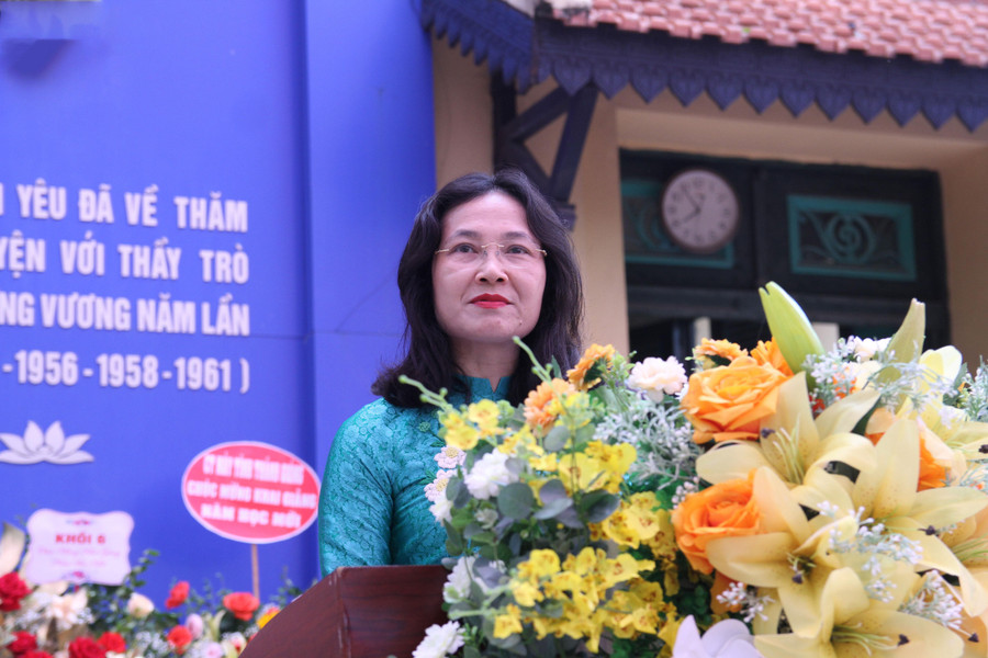 Cô Nguyễn Thị Thu Hà, Phó Hiệu trưởng phụ trách Trường THCS Trưng Vương phát biểu tại Lễ khai giảng. Cô Nguyễn Thị Thu Hà, Phó Hiệu trưởng phụ trách Trường THCS Trưng Vương phát biểu tại Lễ khai giảng.
