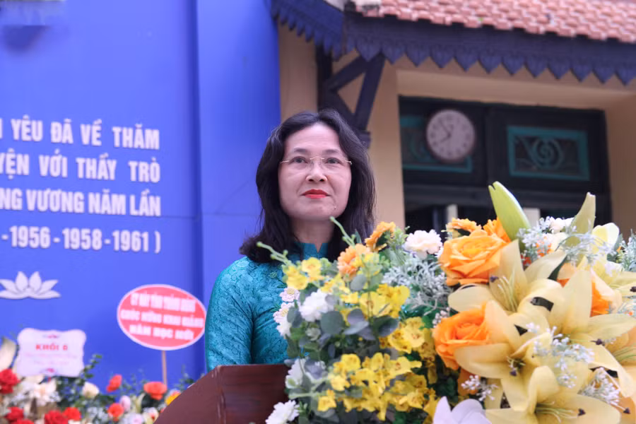 Cô Nguyễn Thị Thu Hà, Phó Hiệu trưởng phụ trách Trường THCS Trưng Vương phát biểu tại Lễ khai giảng.