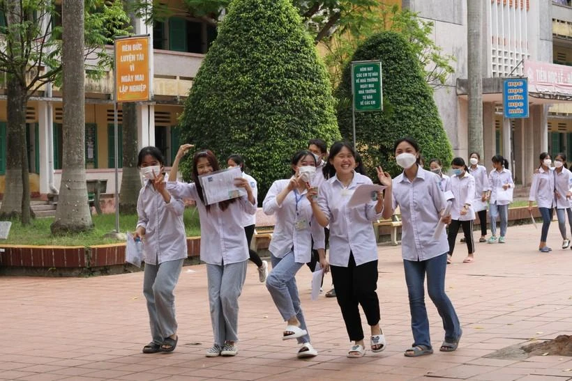 Thí sinh tại điểm trường THPT Quỳnh Côi hoàn thành môn thi đầu tiên với tâm trạng phấn khởi.