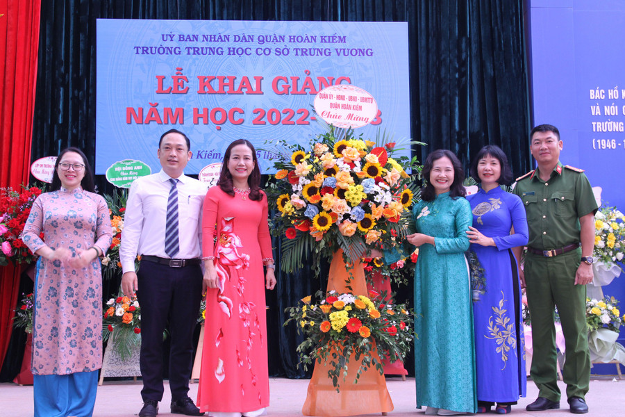 Đại diện Ban giám hiệu Trường THCS Trưng Vương chụp ảnh lưu niệm với các vị khách quý đến tham giữ Lễ khai giảng. Đại diện Ban giám hiệu Trường THCS Trưng Vương chụp ảnh lưu niệm với các vị khách quý đến tham giữ Lễ khai giảng.