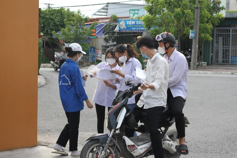 Tình nguyện viên hỗ trợ các thí sinh trước khi vào điểm thi.