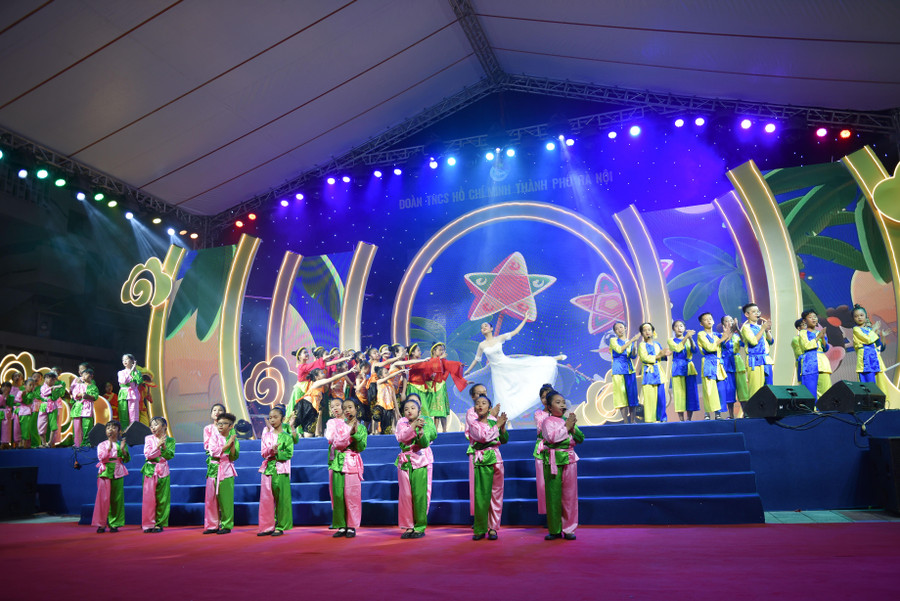 Tham gia Chương trình, thiếu nhi không chỉ được hòa mình vào các tiết mục nghệ thuật đặc sắc, vui tươi mà còn được tham gia các trò chơi hấp dẫn.