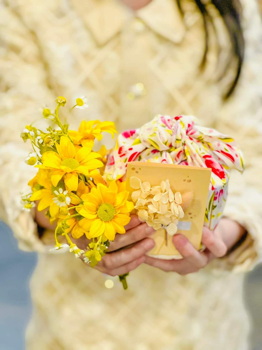 Cách thức bọc quà khá đơn giản, các bé làm vài lần là có thể quen. Cách thức bọc quà khá đơn giản, các bé làm vài lần là có thể quen.