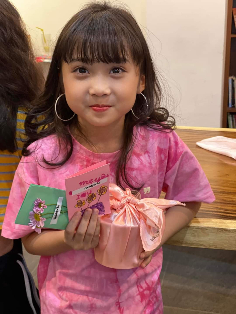 Các bé tham gia buổi học rất hào hứng và dễ dàng làm quen với cách gói bọc độc đáo này, nhiều bé đã tự mình sáng tạo thêm một số kiểu gói yêu thích từ những mẫu gói cơ bản mà chị Giang hướng dẫn ở buổi học. Các bé tham gia buổi học rất hào hứng và dễ dàng làm quen với cách gói bọc độc đáo này, nhiều bé đã tự mình sáng tạo thêm một số kiểu gói yêu thích từ những mẫu gói cơ bản mà chị Giang hướng dẫn ở buổi học.