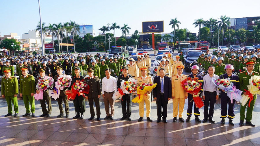 Lãnh đạo UBND tỉnh động viên các lực lượng Công an Quảng Trị.