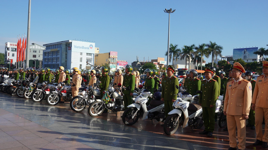 Các lực lượng Công an tỉnh Quảng Trị trong lễ ra quân.