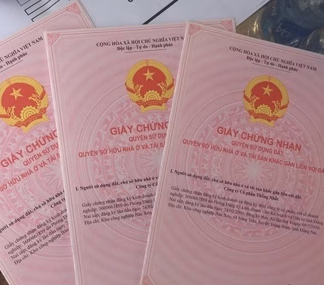 Hàng loạt "sổ đỏ" bị cấp sai buộc phải thu hồi. (Ảnh minh họa)