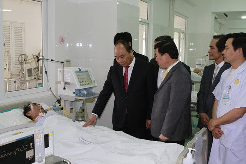Thủ tướng thăm, tặng quà một bệnh nhân đang điều trị tại Bệnh viện C Đà Nẵng. Ảnh: VGP