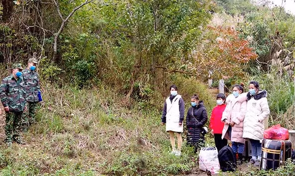 5 người có hành vi nhập cảnh trái phép từ Trung Quốc vào Việt Nam. Ảnh: Vy Thượng