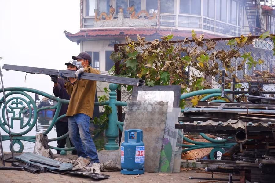 Những phế liệu được tập kết bên lề đường phố Nhật Chiêu.