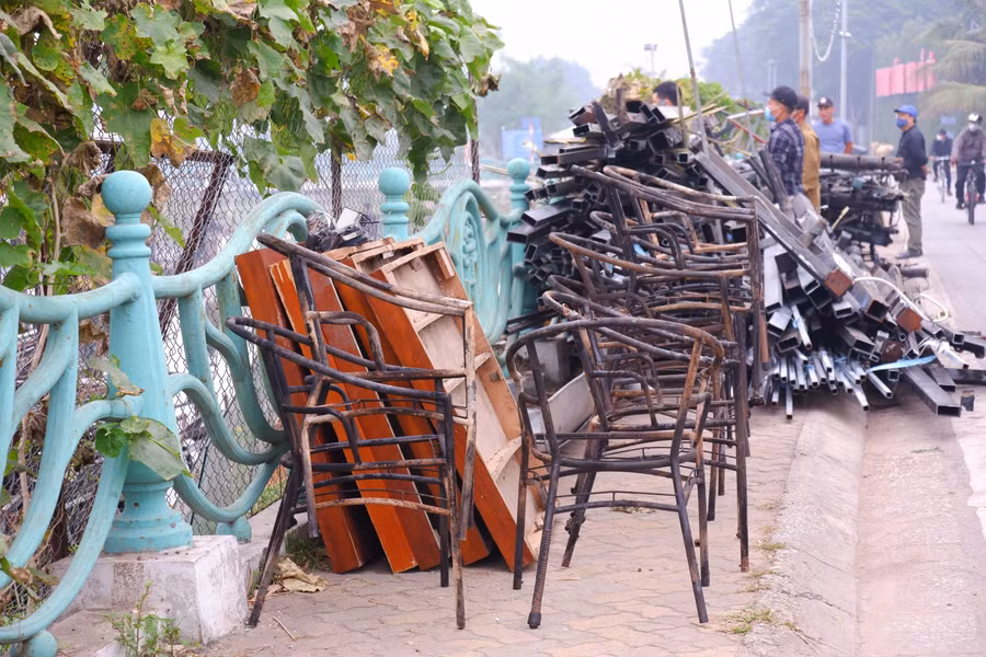 Những chiếc ghế sắt từ du thuyền, nhà hàng nổi nay đã trở nên hoen gỉ, chất đống trên vỉa hè ven hồ.