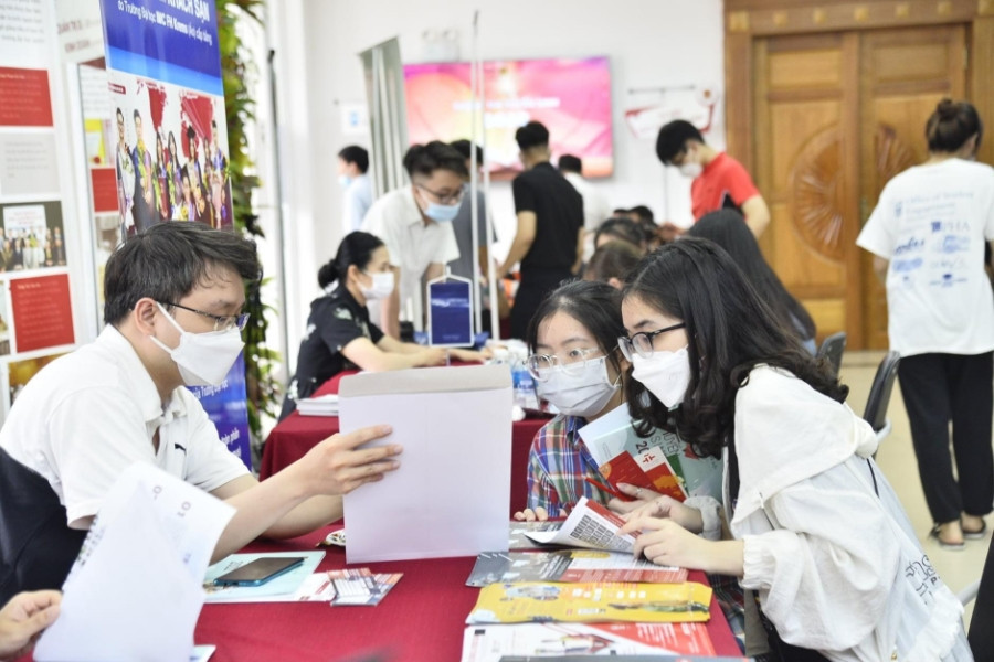 Tìm hiểu thông tin tuyển sinh. Ảnh minh họa/ INT