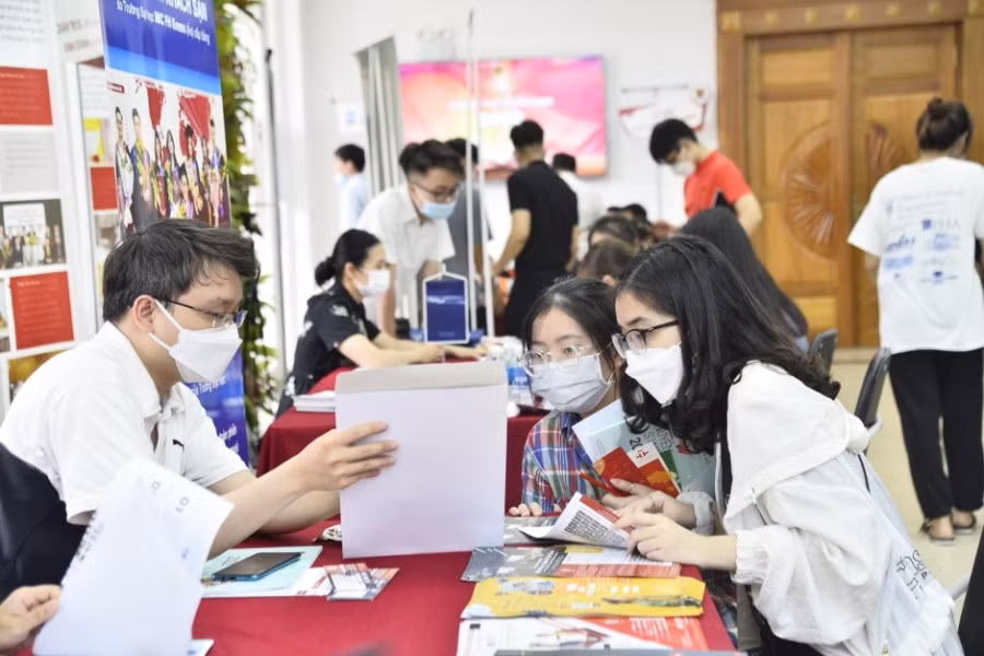 Tìm hiểu thông tin tuyển sinh. Ảnh minh họa/ INT