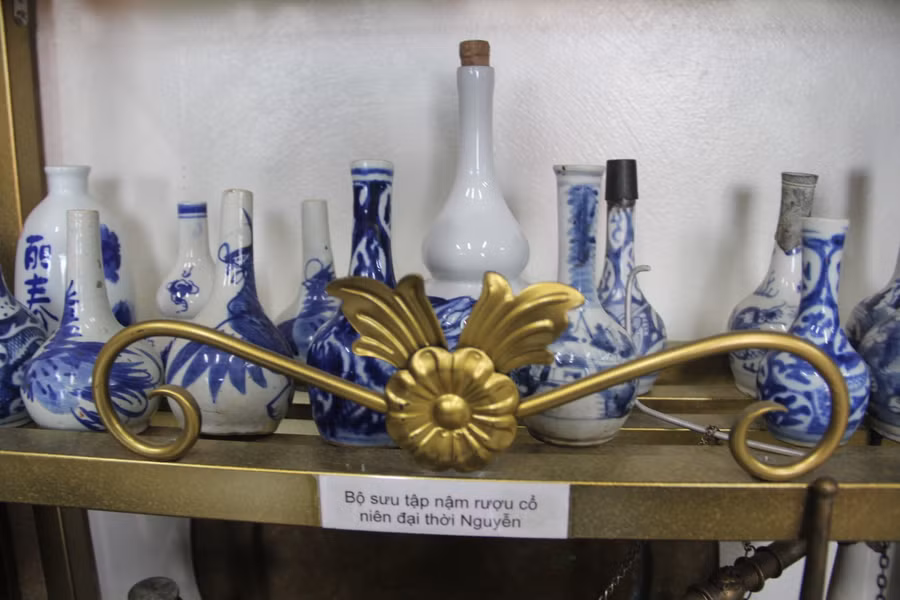 Một bộ sưu tầm bình rượu từ thời Nguyễn
