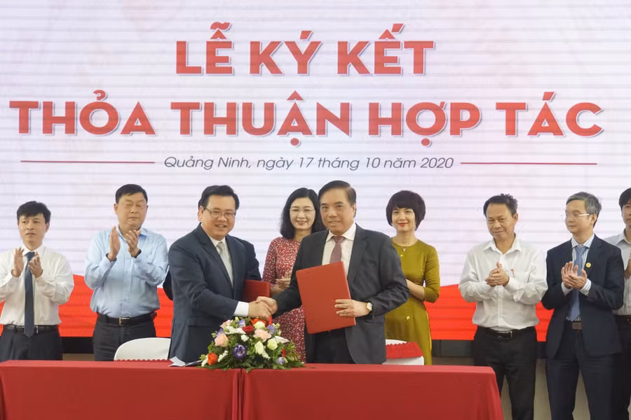 PGS Bùi Anh Tuấn ký kết các thỏa thuận hợp tác