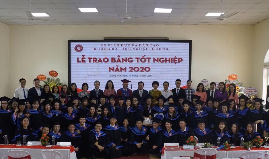 Các tân cử nhân nhận bằng tốt nghiệp tại buổi lễ