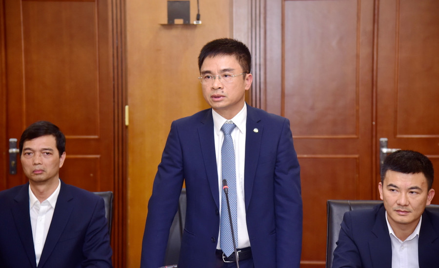 Ông Nguyễn Chiến Thắng - Phó Tổng Giám đốc, Tổng Công ty Hàng không Việt Nam Chủ tịch Hội đồng thành viên VAECO trao đổi tại lễ ký kết - chiều 5/3. Ông Nguyễn Chiến Thắng - Phó Tổng Giám đốc, Tổng Công ty Hàng không Việt Nam Chủ tịch Hội đồng thành viên VAECO trao đổi tại lễ ký kết - chiều 5/3.