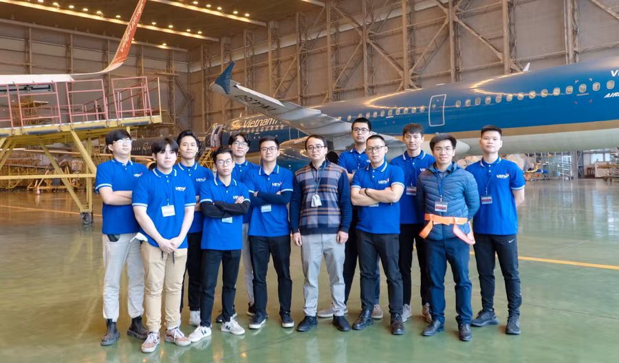 Sinh viên ngành Kỹ thuật hàng không, Trường ĐH Khoa học và Công nghệ Hà Nội đi thực tập.