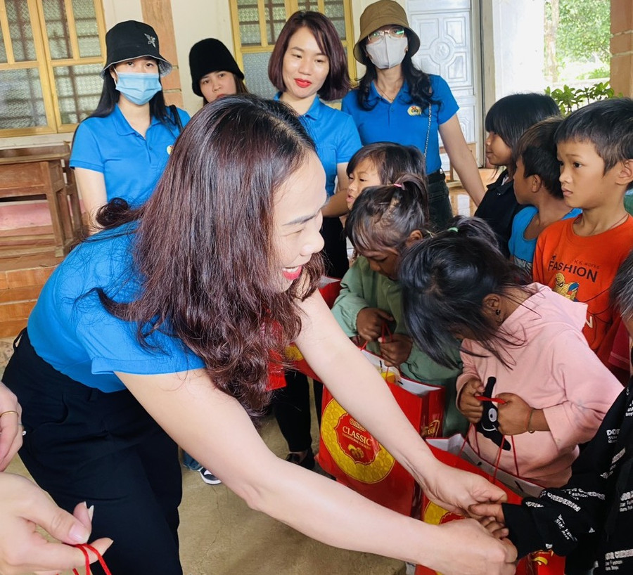 Đại diện nhà trường trao quà đến các em. Đại diện nhà trường trao quà đến các em.