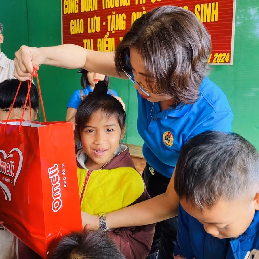 Giáo viên Trường Tiểu học số 1 Đồng Lê tặng quà đến các em học sinh bản Cà Xen.