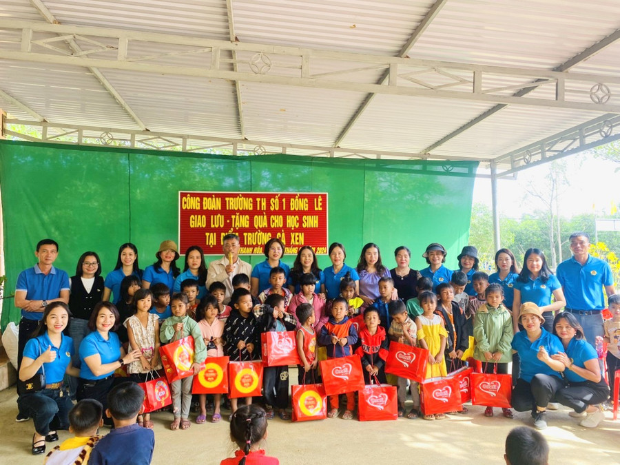 Học sinh ở bản Cà Xen chủ yếu là con em đồng bào Chứt. Học sinh ở bản Cà Xen chủ yếu là con em đồng bào Chứt.