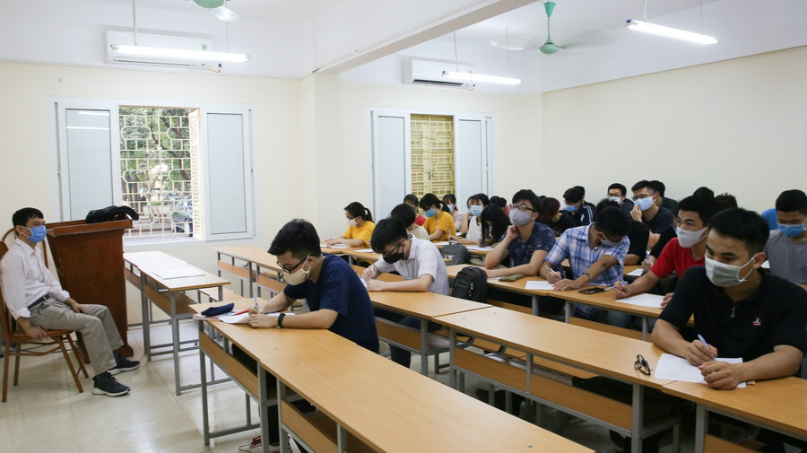 Sinh viên Trường Đại học KHTN - Đại học Quốc gia Hà Nội đeo khẩu trang chống dịch trên giảng đường. 