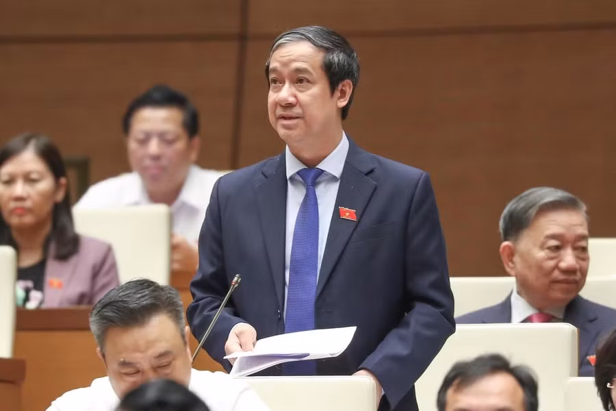 Bộ trưởng Bộ Giáo dục và Đào tạo Nguyễn Kim Sơn phát biểu giải trình tại Quốc hội - chiều 27/10.