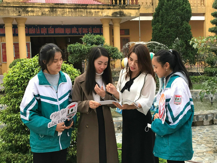 Trao đổi trước giờ lên lớp của cô và trò tham dự buổi sinh hoạt cụm trường THPT Trực Ninh