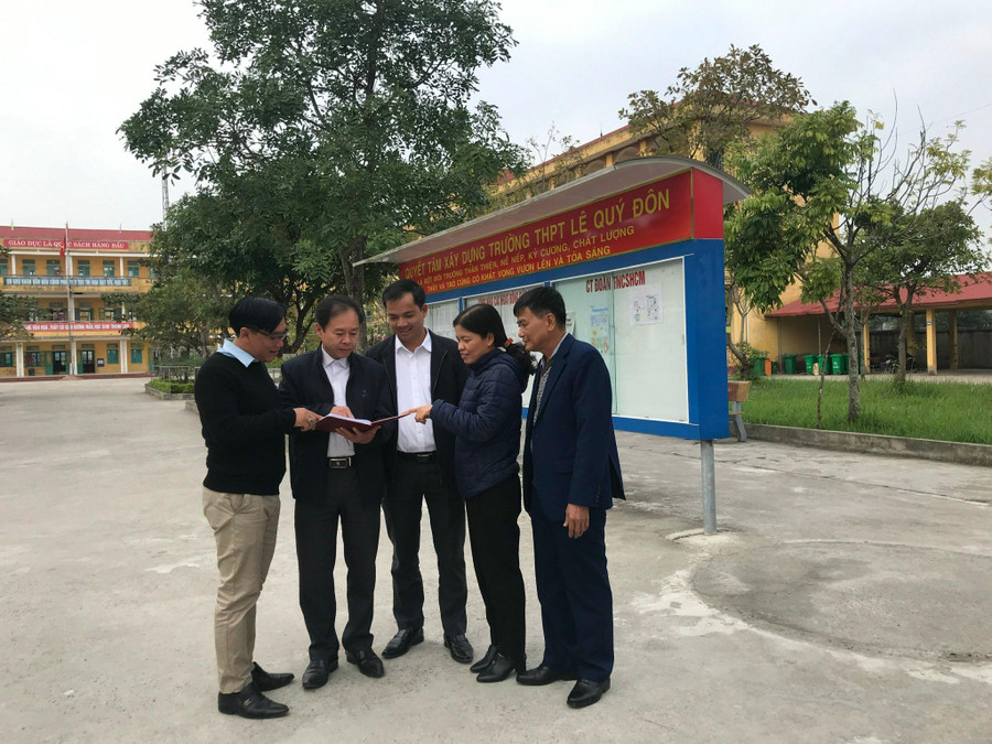 Lãnh đạo các nhà trường hội ý chuyên môn triển khai sinh hoạt cụm.