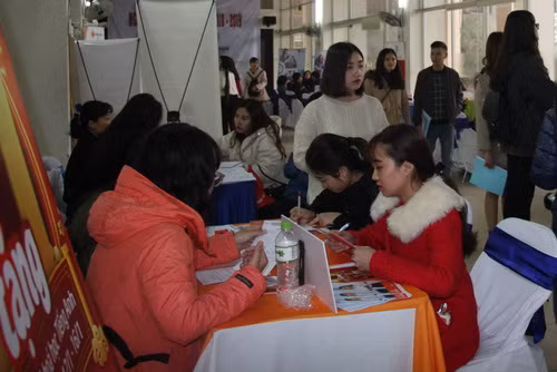 Rất đông sinh viên tham gia Ngày hội việc làm