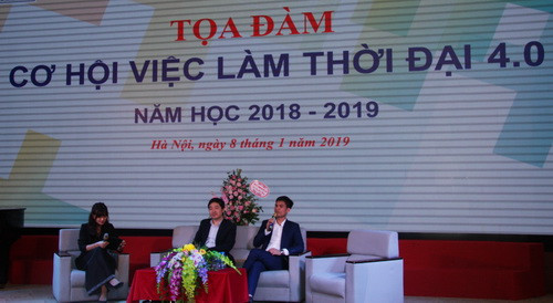 Ngày hội còn tổ chức Tọa đàm giúp sinh viên có thêm thông tin, kỹ năng tìm kiếm việc làm và tự tạo việc làm cho bản thân.