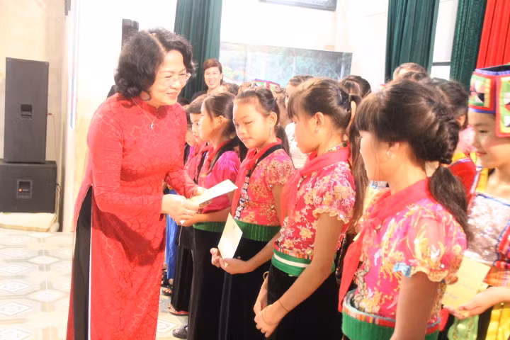 Phó Chủ tịch nước Đặng Thị Ngọc Thịnh trao học bổng cho học sinh Trường Phổ thông dân tộc nội trú THCS&THPT Mường La ngay trong Ngày khai giảng năm học mới
